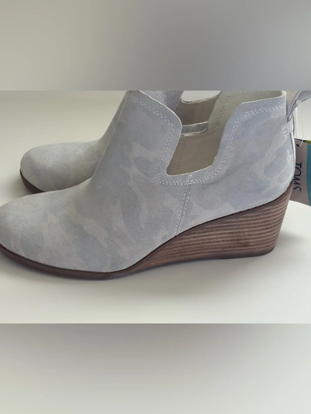 NWT TOMS Women's Kallie Egret Light Gray  Camo Printed Suede Wedge Booties Sz 8